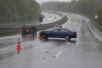 Mehrere Unfälle auf A 4 - Die Insassen des BMW Alpina blieben unverletzt.