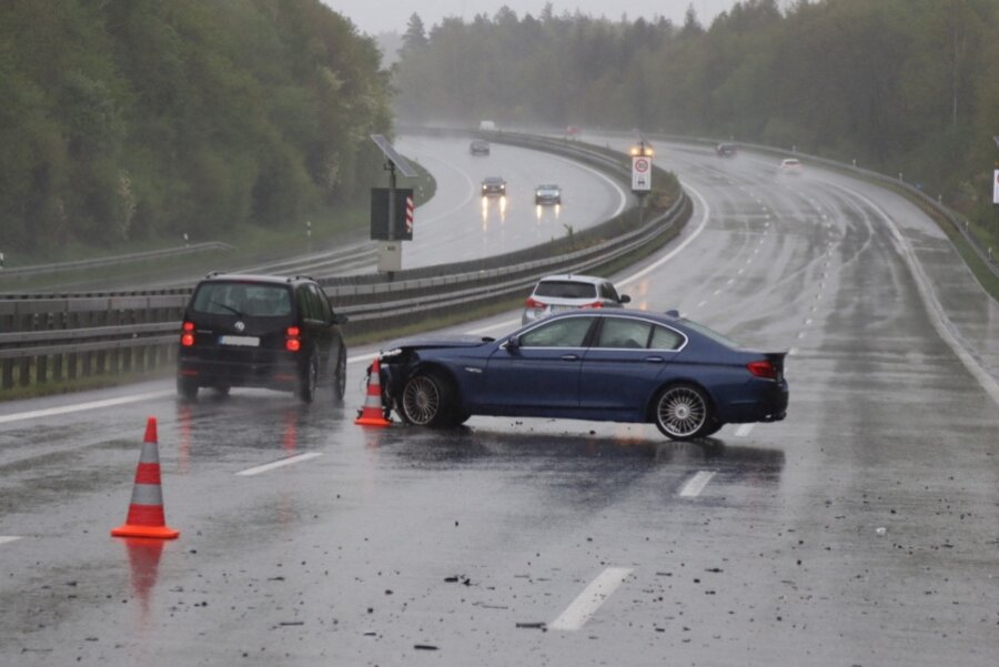 Mehrere Unfälle auf A 4 - Die Insassen des BMW Alpina blieben unverletzt.