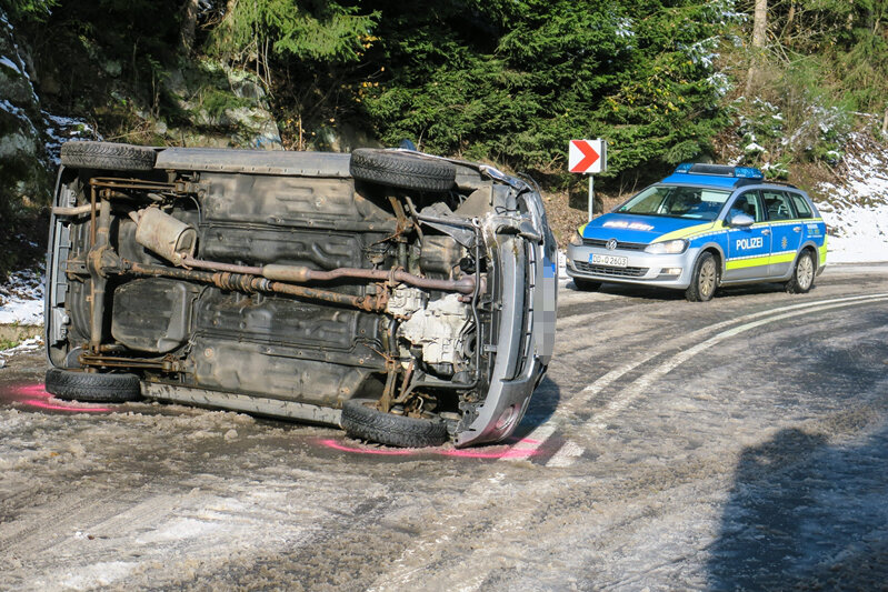 Mehrere Unfälle auf glatten Straßen in Südwestsachsen - In Stützengrün kam ein Auto von der glatten Fahrbahn ab und kippte auf die Seite.