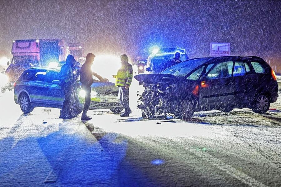 Mehrere Unfälle in Westsachsen bei Schneetreiben und Glätte - Im dichten Schneetreiben haben sich am Wochenende mehrere Unfälle auf den Autobahnen in Westsachsen ereignet. 