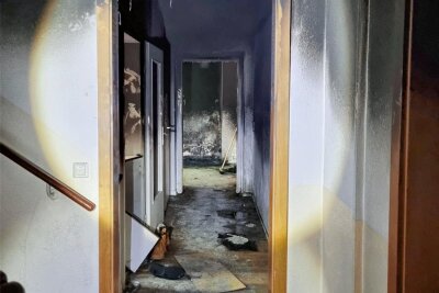 Mehrere Verletzte bei Brand in Chemnitz – Polizei: Wohnung offenbar gezielt angezündet - Das Feuer war gegen 1.30 Uhr in einer Wohnung eines Mehrfamilienhauses ausgebrochen.