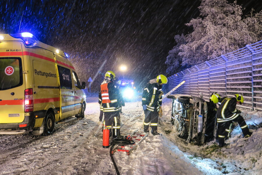 Mehrere Verletzte bei Glätteunfällen auf A 72 und im Erzgebirge - Im Schneeberger Ortsteil Neustädtel kam am Sonntagabend ein Pkw von der Schnee bedeckten B169 ab.