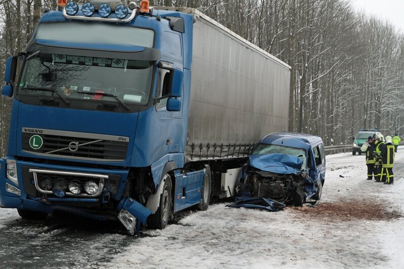 Mehrere Verletzte bei schweren Unfällen im Erzgebirge - Bei einem schweren Unfall auf der B101 an der Heinzebank sind am Karfreitagmorgen zwei Menschen verletzt worden, einer davon schwer.
