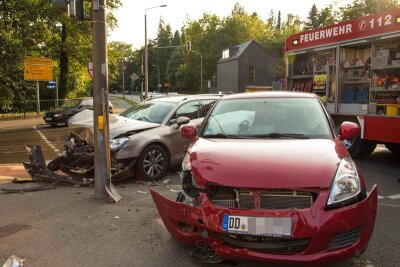 Mehrere Verletzte bei Unfall an Freiberger Kreuzung - Ein Suzuki und ein Citroen kollidierten am Freitagnachmittag an einer Freiberger Kreuzung.