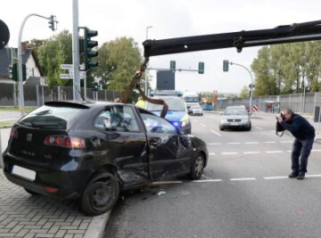 Mehrere Verletzte bei Unfall auf B 174 in Chemnitz - Fall für den Abschleppdienst: Ein Seat nach einem Unfall auf der B 174 in Chemnitz.