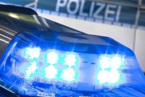 Mehrere Verletzte bei Verkehrsunfall mit Radfahrerin - Ein abgebrochener Überholvorgang hat am Freitag gegen 16 Uhr dem Zubringer zwischen der B 174 und dem Kreisverkehr Chemnitzer Straße bei Gornau zu einem Unfall mit mehreren Beteiligten geführt.