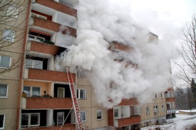 Rettungskräfte haben am Dienstag wegen eines Brandes ein Mehrfamilienhaus Am Kuhberg in Bad Elster evakuieren müssen. 