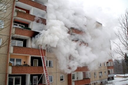Rettungskräfte haben am Dienstag wegen eines Brandes ein Mehrfamilienhaus Am Kuhberg in Bad Elster evakuieren müssen. 