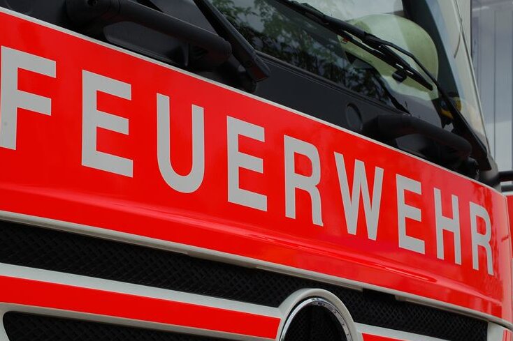 Mehrere Verletzte bei Wohnungsbrand in Plauen - Feuerwehrauto verunglückt - 