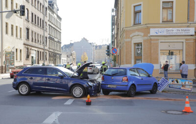 Mehrere Verletzte nach Zusammenstoß an Kreuzung in Chemnitz - Der Audi und der VW waren am Samstag in Chemnitz zusammengekracht.