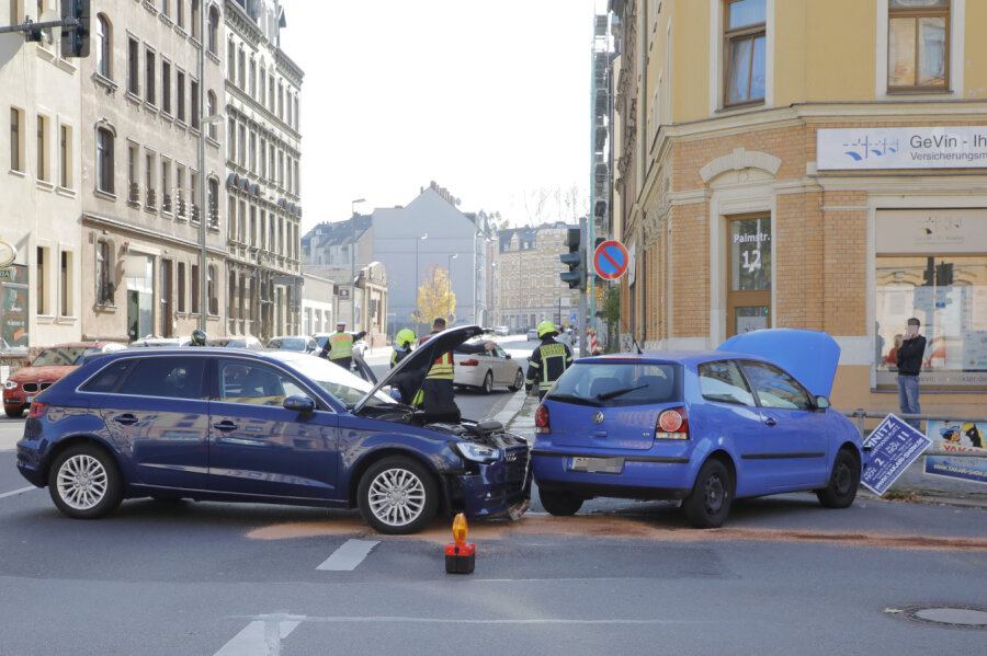 Mehrere Verletzte nach Zusammenstoß an Kreuzung in Chemnitz - Der Audi und der VW waren am Samstag in Chemnitz zusammengekracht.