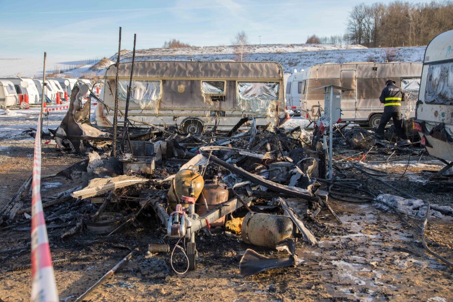 Mehrere Wohnwagen in Lichtenberg in Flammen - 100.000 Euro Schaden - 