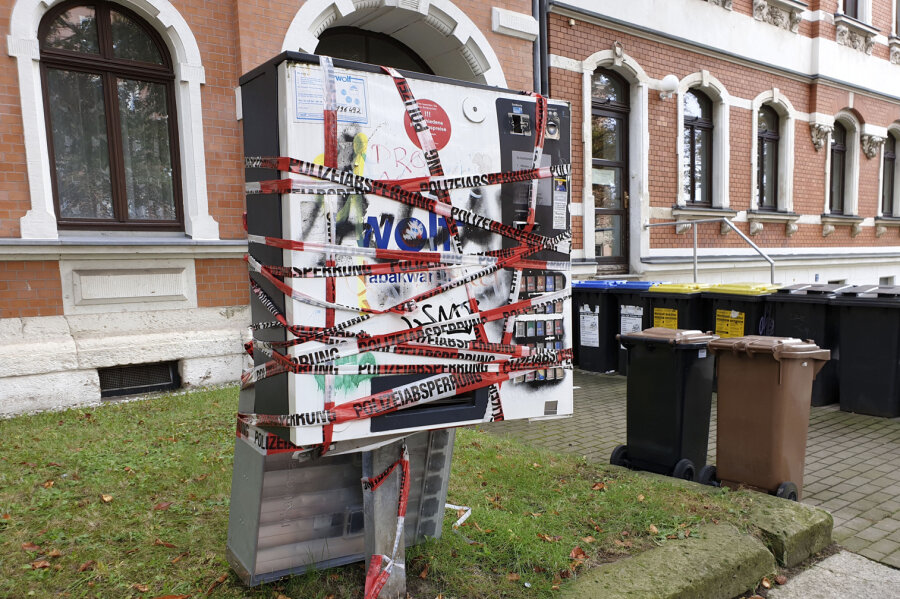Mehrere Zigarettenautomaten in Chemnitz gesprengt - Der Automat an der Blankenauer Straße wurde von der Polizei abgesperrt.