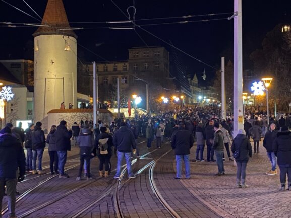 Etwa 1000 Menschen versammelten sich am Sonntagabend in Plauen. 
