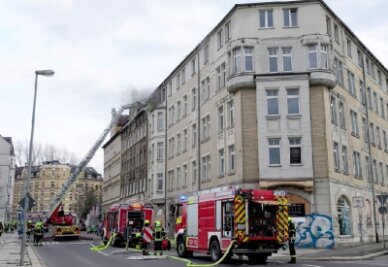 Mehrfamilienhaus brennt - Palmstraße in Chemnitz gesperrt - Wegen eines großen Löscheinsatzes der Feuerwehr ist es am Sonntagabend zu Verkehrsbehinderungen auf dem Chemnitzer Sonnenberg gekommen.