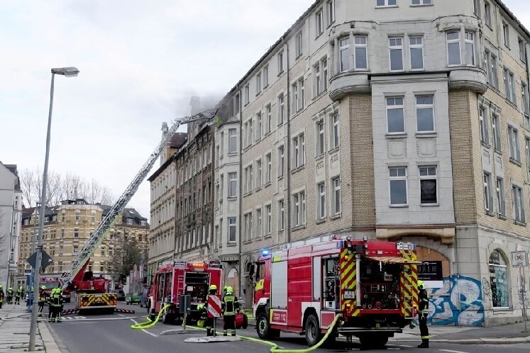 Mehrfamilienhaus brennt - Palmstraße in Chemnitz gesperrt - Wegen eines großen Löscheinsatzes der Feuerwehr ist es am Sonntagabend zu Verkehrsbehinderungen auf dem Chemnitzer Sonnenberg gekommen.