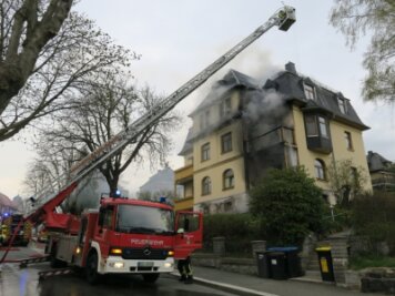 Mehrfamilienhaus in Aue in Flammen - Feuer bis unters Dach - Die Feuerwehr setzte zwei Drehleiter-Fahrzeuge ein und brach den Dachstuhl an mehreren Stellen auf, um die Flammen zu bekämpfen. 