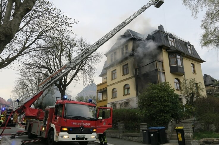 Mehrfamilienhaus in Aue in Flammen - Feuer bis unters Dach - Die Feuerwehr setzte zwei Drehleiter-Fahrzeuge ein und brach den Dachstuhl an mehreren Stellen auf, um die Flammen zu bekämpfen. 