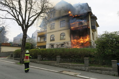 Mehrfamilienhaus in Aue nach Brand unbewohnbar: Was war die Brandursache? - 