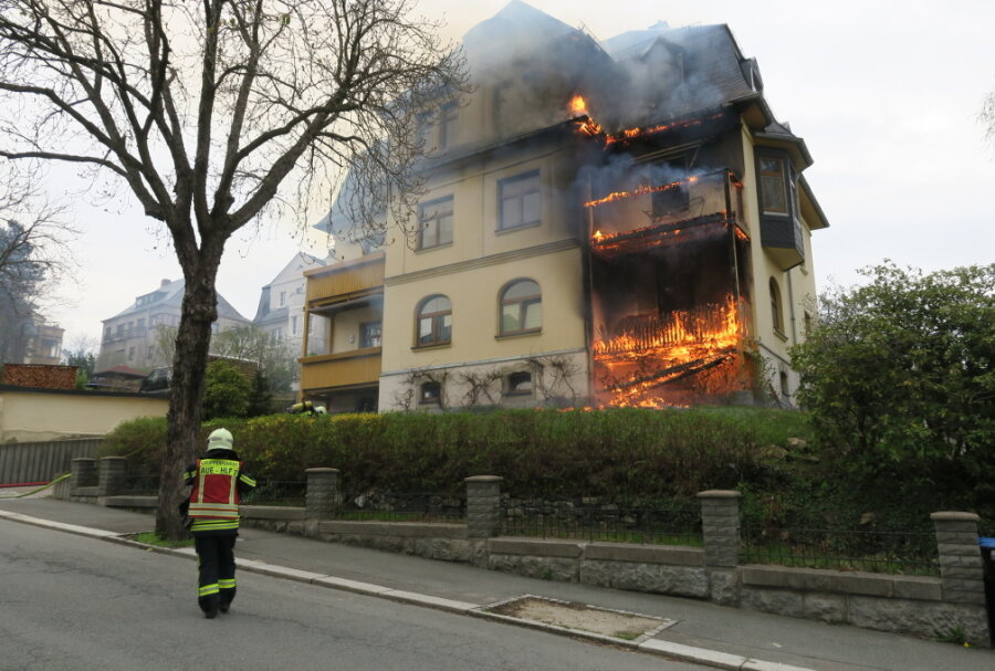 Mehrfamilienhaus in Aue nach Brand unbewohnbar: Was war die Brandursache? - 