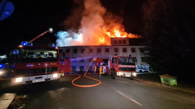 Mehrfamilienhaus in Elsterberg in Flammen: "Kaum noch etwas zu retten" - 