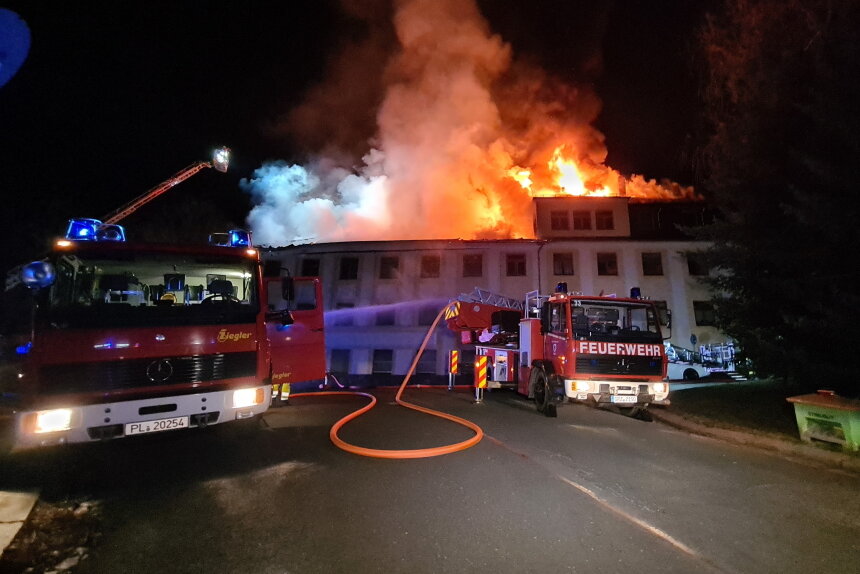 Mehrfamilienhaus in Elsterberg in Flammen: "Kaum noch etwas zu retten" - 