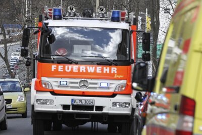 Mehrfamilienhaus in Plauen wegen Feuer evakuiert: eine Frau verletzt - Die Plauener Berufsfeuerwehr auf dem Weg zu einem Einsatz. Das Bild dient der Illustration.
