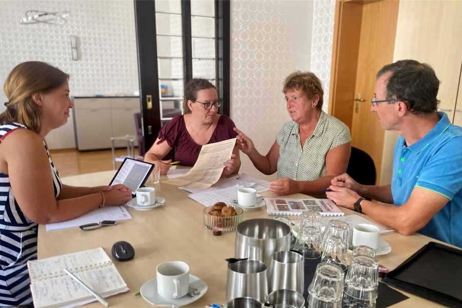 Mehrgenerationenhäuser im Vogtland befürchten Kürzungen ihrer Zuschüsse - Yvonne Magwas (links) beim Treffen mit Vertretern vogtländischer Mehrgenerationenhäuser.