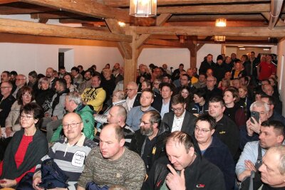 Mehrheit der vogtländischen Bürgermeister unterschreibt Protestresolution von Mittelständlern und Landwirten - Alle 119 Stühle waren am Montagabend in der Weischlitzer Südscheune besetzt. Auch zwölf Bürgermeister hatten Platz genommen.