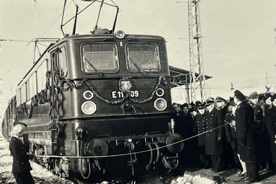 Meilensteine und Raritäten aus dem Reichenbacher Bahnbetrieb - Als erster Zug mit E-Lok fuhr der P4207 am 20. Dezember 1963 um 10.17 Uhr in Reichenbach nach Leipzig Hbf ab.