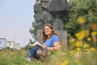 Mein Blind Date mit Chemnitz - „Freie Presse“-Praktikantin Sarah Ziedler (25) war vor ihrem Praktikum noch nie in Chemnitz und überrascht vom kulturellen Angebot in der 250.000-Einwohner-Stadt. Zeit zum Bücherlesen vor dem Karl-Marx-Kopf blieb trotzdem genug.