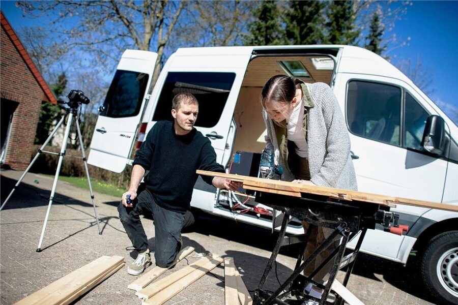 Erfüllen sich ihren Traum: Greta Thomas und Hannes Wehrmann bauen sich einen Mercedes-Benz Sprinter zu einem Campervan um. 