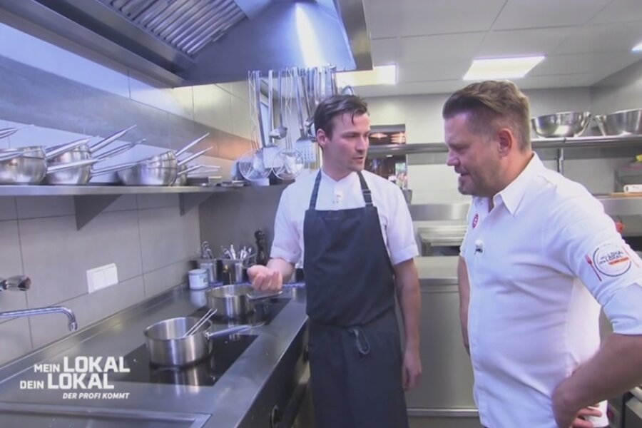 Kevin Seidel mit TV-Koch Mike Süsser in der Küche: Der junge Vogtländer konnte rundum überzeugen. 