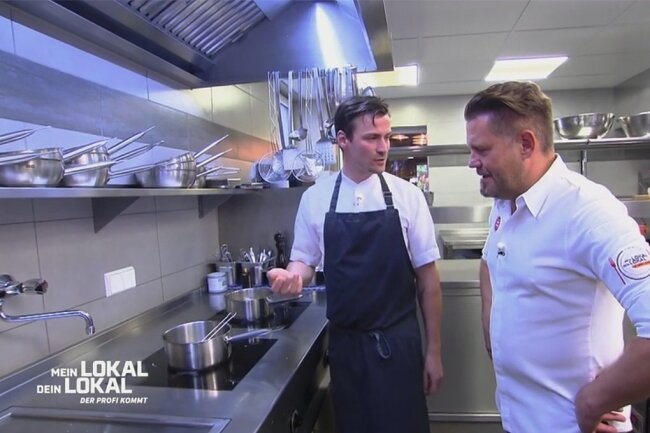 Kevin Seidel mit TV-Koch Mike Süsser in der Küche: Der junge Vogtländer konnte rundum überzeugen.