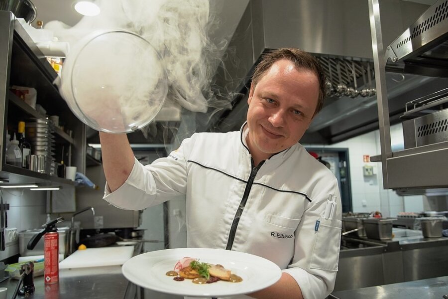 René Eibisch, Chefkoch im Tannenhaus in Schöneck, präsentiert geräucherte Regenbogenforelle mit Bambes und Honigsenf. Diese Speise ist Teil eines Fünf-Gänge-Menüs.