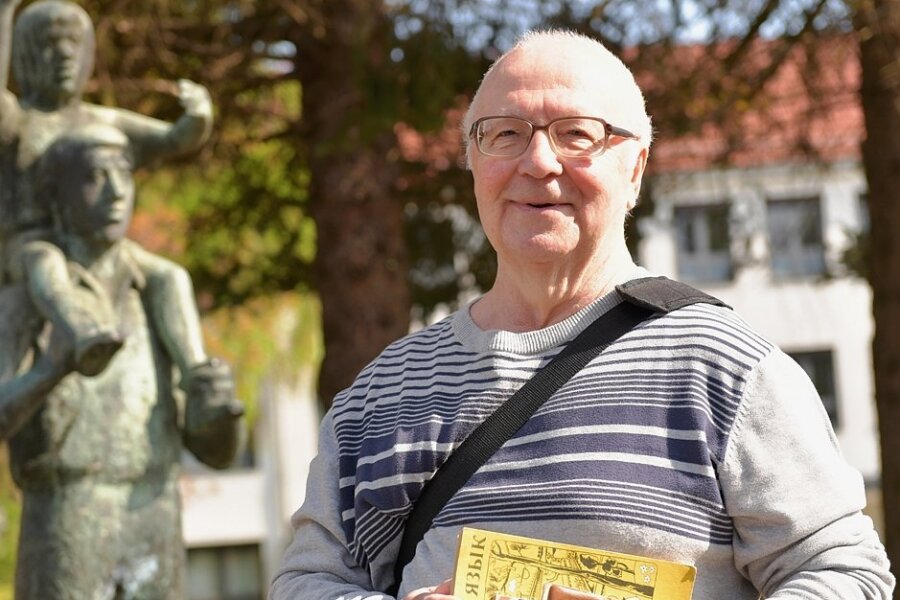 Jewgeni Kastschenko vor seiner alten Schule in Freiberg. Die Skulptur des Bildhauers Gottfried Kohl erinnert noch an die Zeit der DDR. 