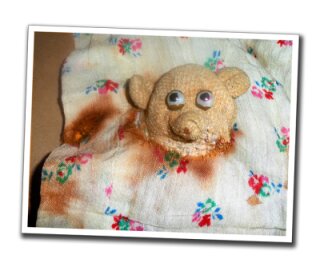Mein schrecklichstes Erlebnis - Der Teddy (mit erneuerten Augen) und eine angebrannte Puppendecke aus dem Chemnitzer Haus, in dem die Familie von Margitta Müller ausgebombt wurde, befinden sich noch im Besitz der heute 80-Jährigen. In einem Schulaufsatz hat sie 1948 die schlimmste Chemnitzer Bombennacht beschrieben.