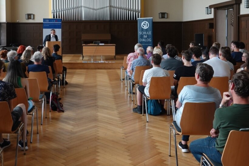 Stephan Kramer, Präsident des thüringischen Verfassungsschutzes, trat am Mittwoch mit Jugendlichen des Käthe-Kollwitz-Gymnasiums Zwickau in den Dialog. 