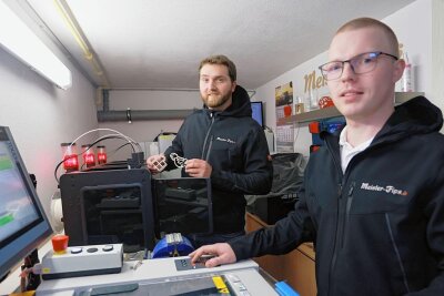 Meister Fips - Das sind die Mülsener Garagentüftler - Stefan Stößel (vorn) und Patrick Zappe in ihrer Tüftlergarage. 