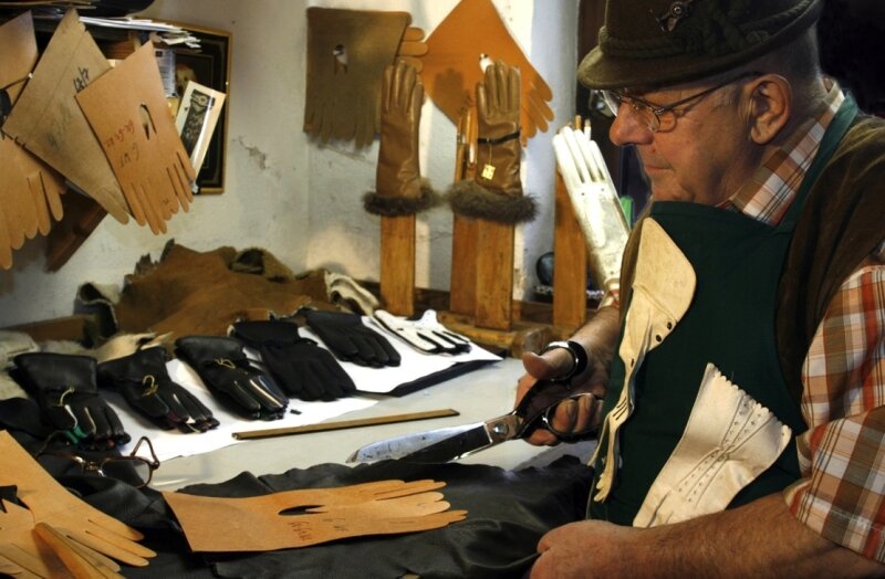 Meister legt die Lederschere doch noch nicht zur Seite - 
              <p class="artikelinhalt">Beim Zuschneiden von Material anhand von Schablonen: Frank Zahor in seiner Werkstatt.</p>
            