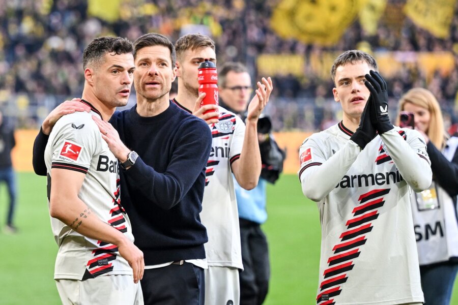 Meister Leverkusen und das Glück der späten Tore - Leverkusens Trainer Xabi Alonso feiert mit seinen Spielern das Remis bei Borussia Dortmund.