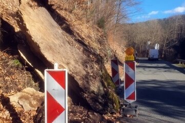 Meisterei beseitigt Engstelle nach Felssturz - Dieser Felsbrocken hatte die Weißbacher Straße in Wilischthal einge- engt.