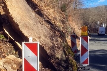 Meisterei beseitigt Engstelle nach Felssturz - Dieser Felsbrocken hatte die Weißbacher Straße in Wilischthal einge- engt.
