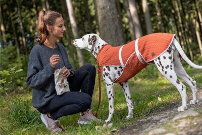 Meisterin Rammler aus Grünbach macht Hund und Herrchen schick - Julia Rammler mit ihrer Dalmatinerhündin Resi. Weil die Grünbacherin für das Tier keinen passenden Schutzmantel fand, stieg sie selbst in die Fertigung von Tierbekleidung ein.