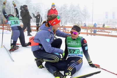 Meisterschaften am Fichtelberg: Drei Skilangläuferinnen aus der Region nehmen Abschied - Anne Winkler - völlig erschöpft - wird im Ziel gleich von Katharina Hennig in die Arme genommen. 