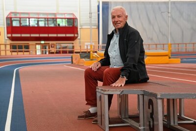 Meistertrainer Peter Dost ist erstes Ehrenmitglied des LAC - Peter Dost in seinem zweiten Wohnzimmer, der Leichtathletikhalle im Chemnitzer Sportforum. Der 80-Jährige wurde jetzt zum ersten Ehrenmitglied des LAC Erdgas Chemnitz ernannt. Als Trainer führte er unter anderem 400-Meter-Läufer Thomas Schönlebe zum Weltmeistertitel. 