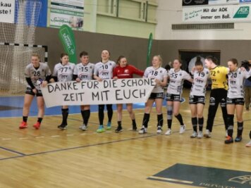 Meistertrikots des BSV kommen untern Hammer - Die originalen Meistertrikots aus einer erfolgreichen Saison können sich die Anhänger des BSV Sachsen Zwickau jetzt sichern. 