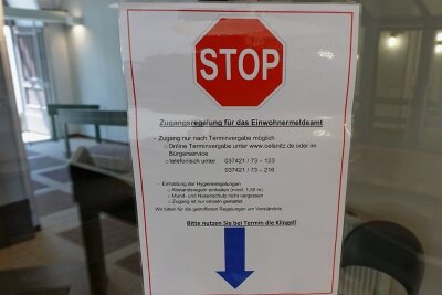 Meldeamt: Oelsnitz will weg von zehn Wochen Warten auf Termin - Dieses Schild hängt an der Tür zum Amt. Ein Foto mit Mitarbeiterinnen in Amt war nicht möglich. 