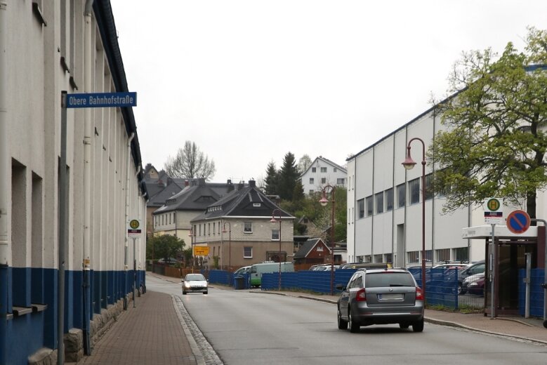 Das Werk von Meleghy Automotive in Bernsbach ist durch die Straße der Einheit zweigeteilt. Die Gebäude linkerhand werden an die Vollmann-Gruppe verkauft. Werkzeugbau und Presswerk rechts der Fahrbahn lässt das Unternehmen modernisieren. 