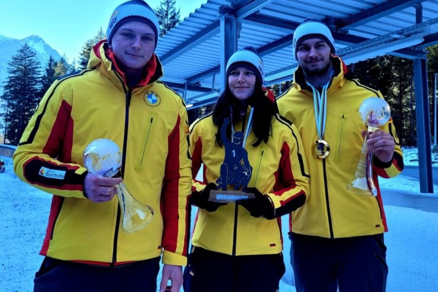 Melina Fischer in Bludenz nach zweimal Gold mit ihren Trainingskameraden Timon Grancagnolo (rechts) und Pascal Kunze. Das Trio vom Bundesstützpunkt Oberwiesenthal darf auch zur Junioren-Weltmeisterschaft ran. 
